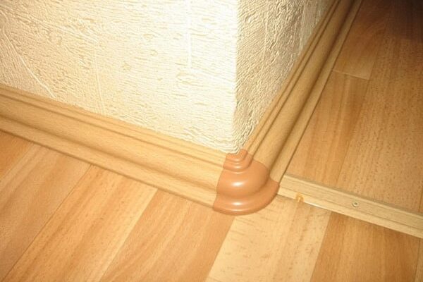 Топ-8 найкращих плінтусів для підлоги: який вибрати, рейтинг найкращих