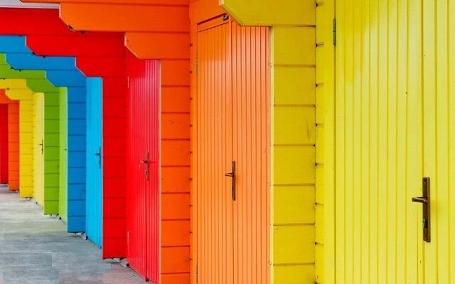 Акрилова фарба для дерева для зовнішніх робіт - властивості, витрата, рекомендації щодо вибору та технології нанесення.