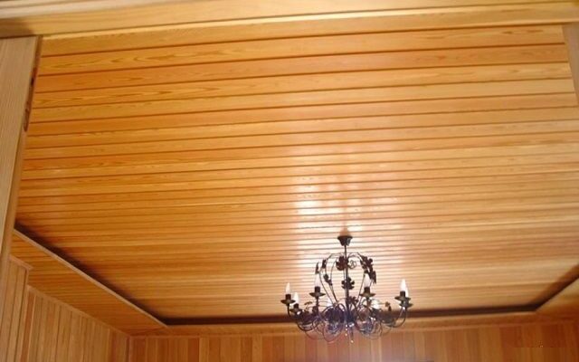Як зробити стелю в дерев'яному будинку - від монтажу до декоративного оздоблення