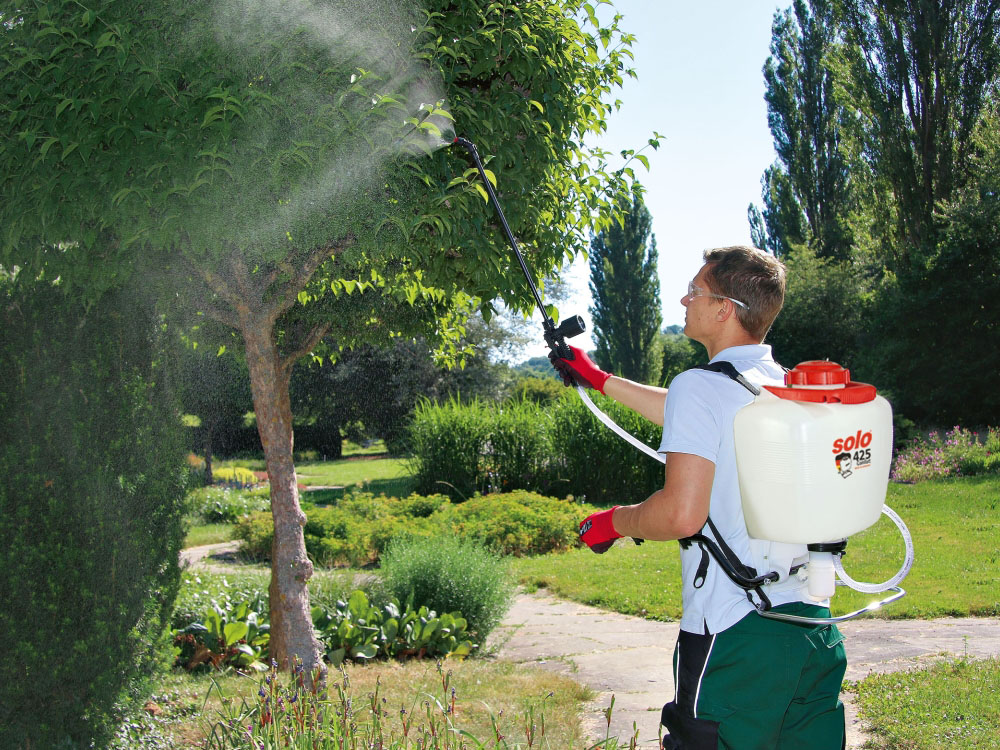 Обробка дерев за допомогою ранцевого обприскувача